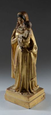 l'image d'une statue représentant une femme tenant un enfant dans ses bras