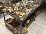 une table sur laquelle sont posés de nombreux objets dans une pièce
