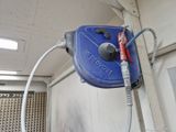 un tuyau bleu fixé au mur d'un immeuble