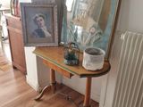 une table sur laquelle se trouvent une photo et un vase