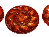 trois morceaux de verre sculpté ornés de fleurs sur un fond blanc