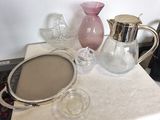 une table sur laquelle sont posés de nombreux objets en verre