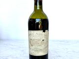 une bouteille de vin posée sur une table