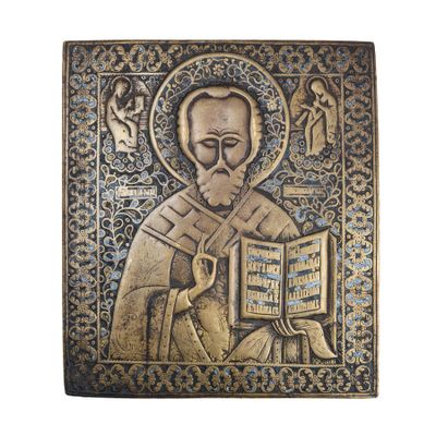 une plaque métallique sur laquelle figure l'image d'un homme tenant un livre