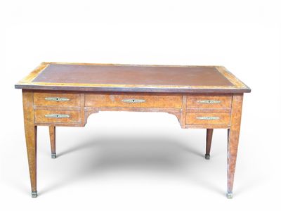 BUREAU plat en placage d ronce ouvrant par cinq tiroirs en f…