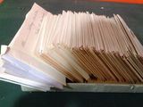 une pile de papiers posée sur une table