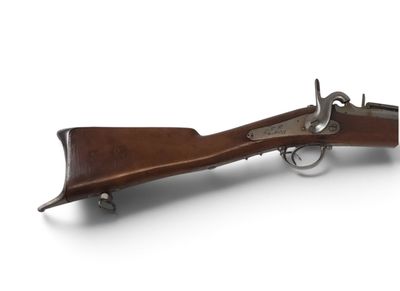 un vieux pistolet avec un canon en bois et une poignée en métal