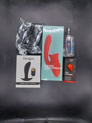 divers objets posés sur une surface noire