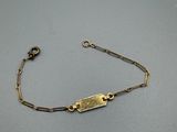 Gros plan sur un bracelet en or portant une étiquette