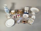 un grand nombre d'objets différents posés sur la table