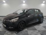 la voiture noire est garée sur un sol en damier dans le garage