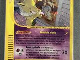 gros plan d'une carte pokemon sur une table