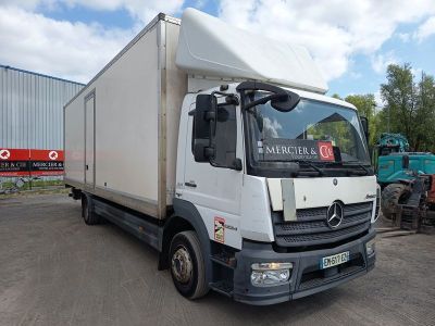 la photo d'un camion blanc garé sur un parking