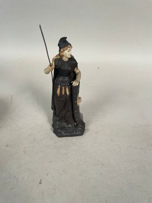 figurine représentant une femme avec une épée et un chapeau