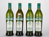trois bouteilles d'huile d'olive posées les unes à côté des autres sur une table