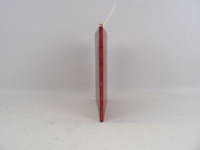 un stylo rouge posé sur une table blanche