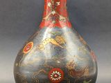 un vase orné d'un motif sur fond gris