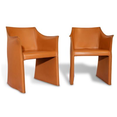 paire de fauteuils en cuir orange aux accoudoirs incurvés