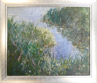 une peinture à l'huile représentant une rivière, avec de l'herbe et des fleurs au premier plan