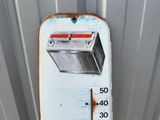 a thermometer on the side of a building with a thermometer on it