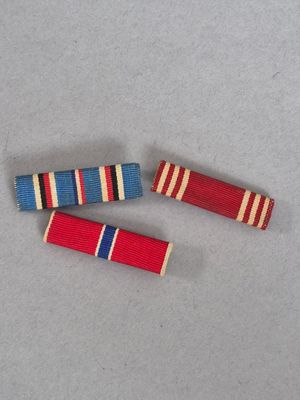 trois rubans ornés de rayures rouges, blanches et bleues