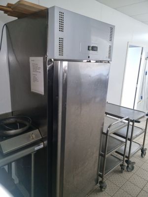 un réfrigérateur et une cuisinière en acier inoxydable dans une cuisine