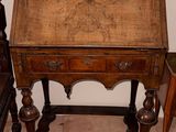 un petit bureau en bois surmonté d'un tiroir