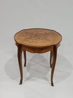 Petite table de milieu, en bois de placage, marqueté de fleu…