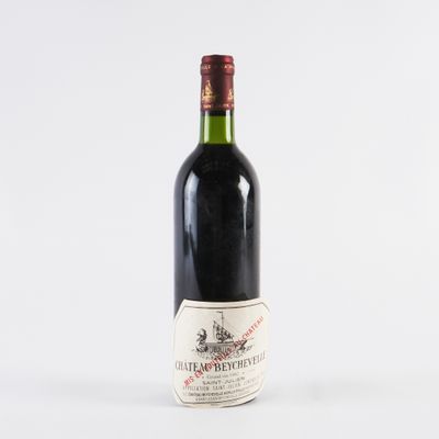 une bouteille de vin rouge posée sur une table blanche