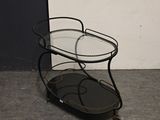 une table en verre surmontée d'un piètement métallique