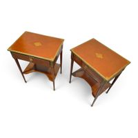 Paire de TABLES d'appoint en bois naturel, ouvrant à un tiro… (photo 2)