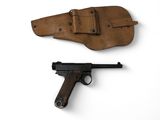 un vieux pistolet et un étui posés sur une surface blanche