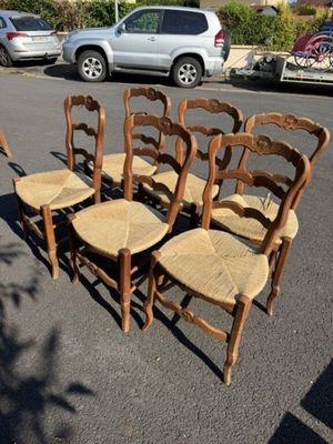 six chaises posées au milieu d'un parking