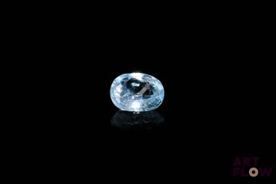 gros plan d'un diamant bleu sur une surface noire