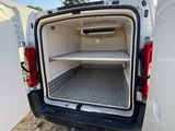 l'arrière d'une camionnette blanche dont la porte est ouverte