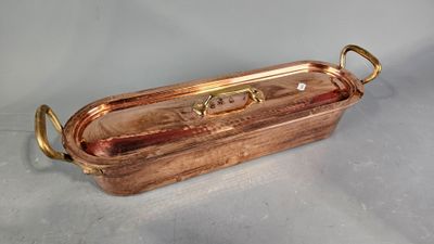 Belle poissonnière en cuivre martelé, l'intérieur étamé.