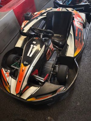un kart de course garé dans un garage