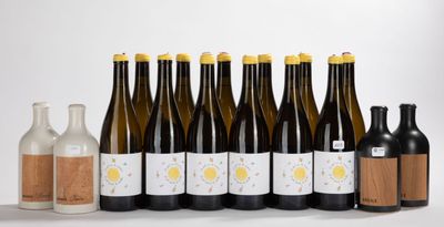 des bouteilles de vin sont alignées sur une table