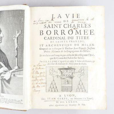 un livre ouvert sur lequel figure le dessin d'un homme tenant une bougie