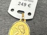 un gros plan d'une médaille d'or à laquelle est attachée une étiquette