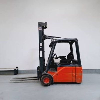 un chariot élévateur à fourche garé dans un entrepôt