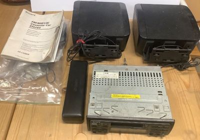 deux haut-parleurs et un chargeur posés sur une table