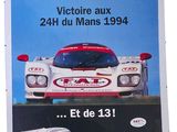 une publicité pour une voiture de course Porsche accompagnée d'une photo du modèle