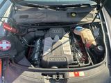 un moteur de voiture avec le capot ouvert et le capot fermé