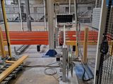 une machine qui se trouve à l'intérieur d'un bâtiment