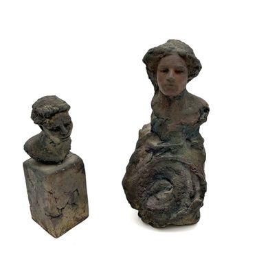 une statue représentant une femme assise à côté d'un buste de femme