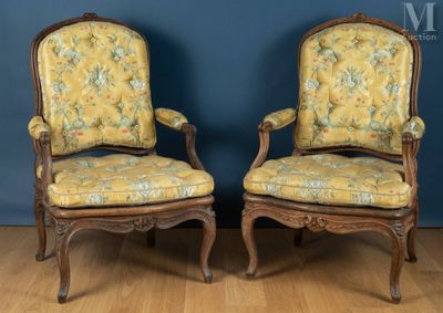 paire de fauteuils de style Louis XV avec coussins rembourrés
