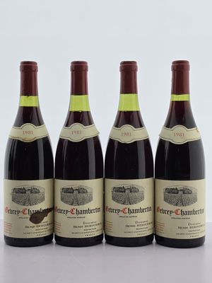 quatre bouteilles de vin rouge sont alignées sur une table
