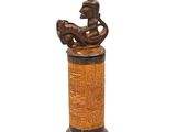 l'image d'une statue en bois représentant un homme avec un chapeau sur la tête
