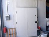 une photo d'un garage avec un réfrigérateur et d'autres objets